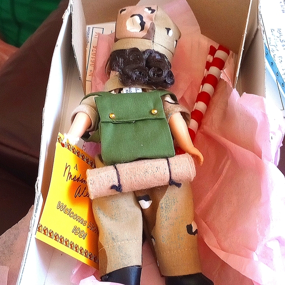 WELCOME HOME 1991 SOLDIER DOLL BY MADAME ALEXANDER, 8" TALL, W TAG &ORIGINAL BOX - Picture 2 of 4